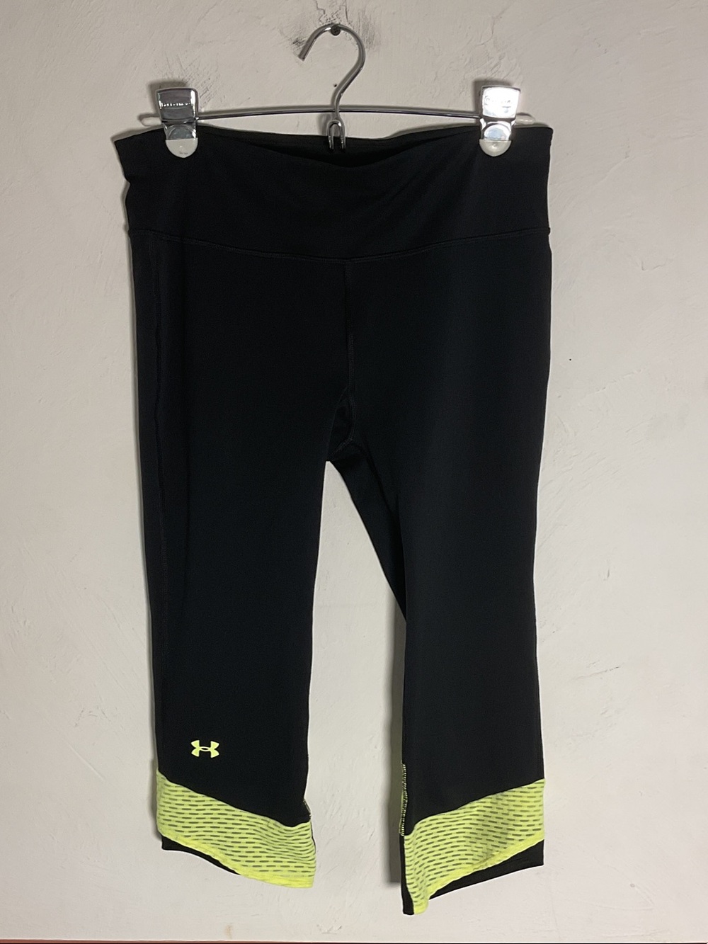Under Armour HeatGear Compression Capri Leggings Size M Black/Neon Yellow
